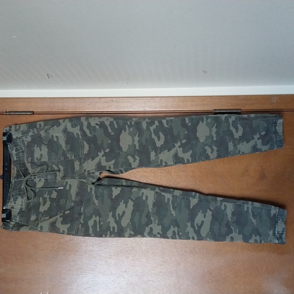 American Eagle camo print pants